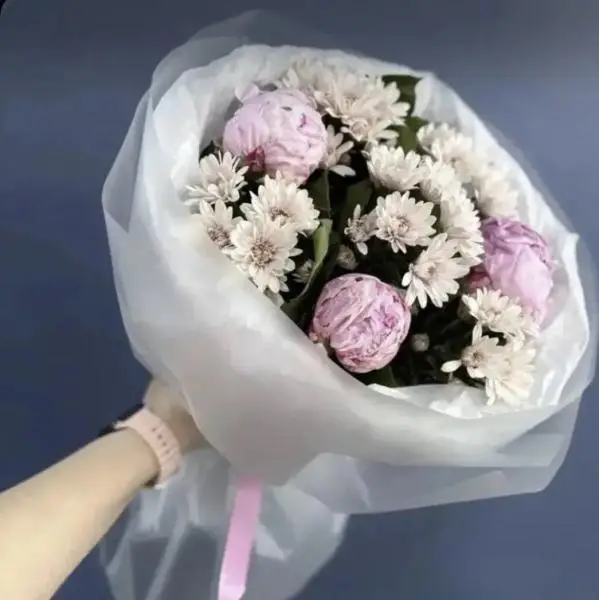 Сборный букет из хризантем и пионов